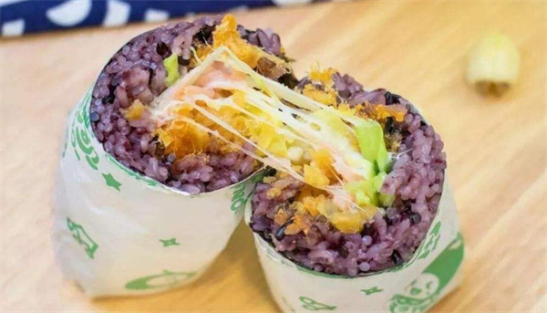 饭团比赛，爱与陪伴的温馨故事