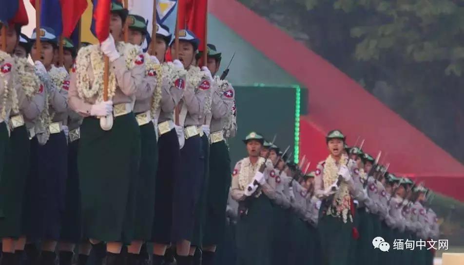跨越时代的友谊，两位女兵时隔74年偶遇散步