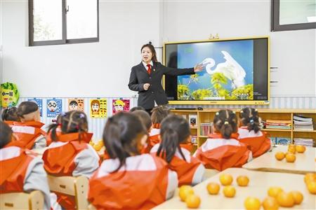 50岁女性精选短发发型，与自然美景对话，探寻内心平和之旅